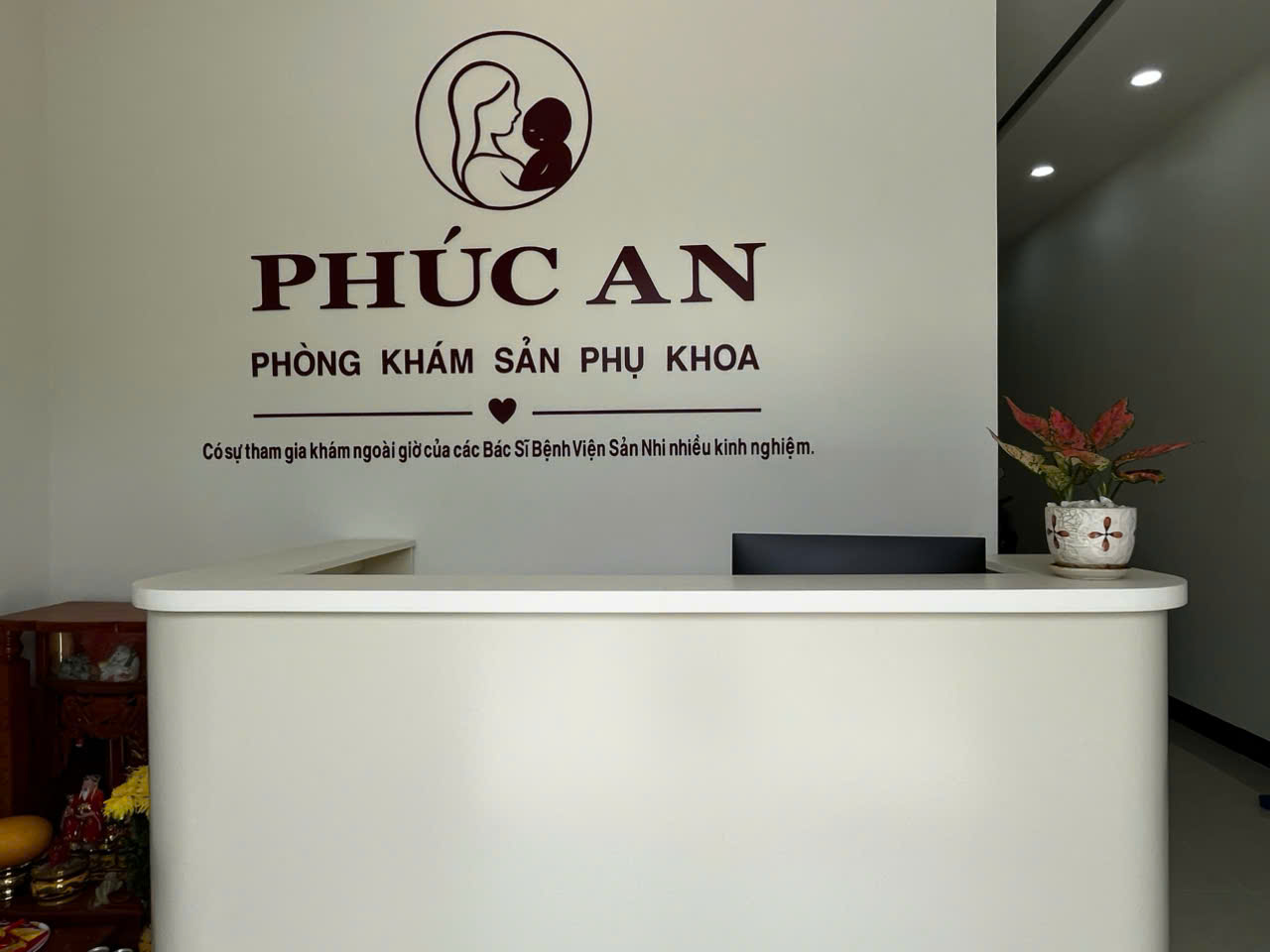 Quầy lễ tân phòng khám